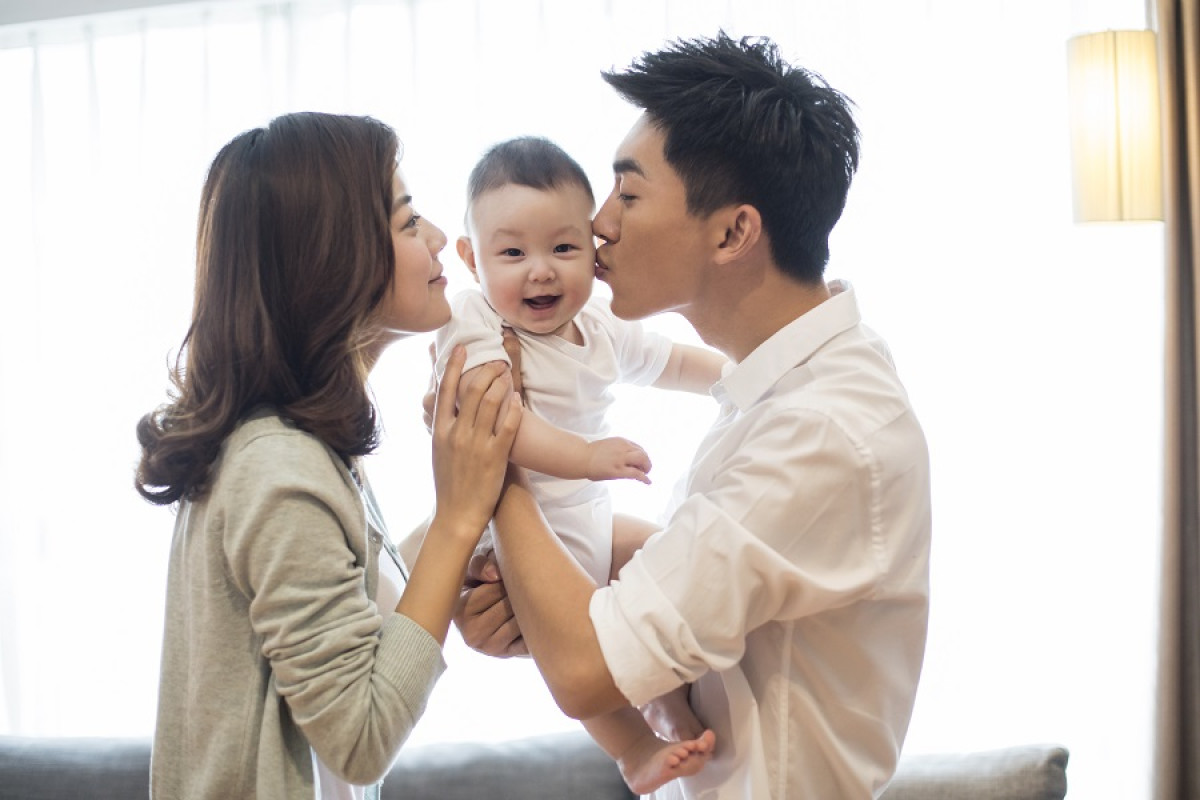 Jeune famille asiatique heureuse